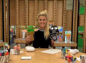 A artista Graziella Poffo, criadora dos bonecos TinTinTins. Crédito: TinTinTins.