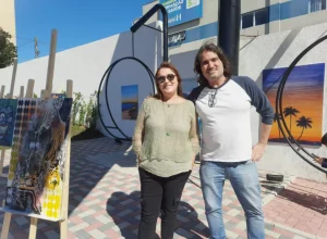 Janete Favretto, diretora da Favretto Mídia Exterior e Fernão Accioly, curador da exposição | Divulgação