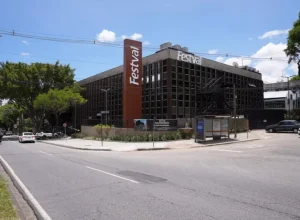 Festval Kennedy, maior loja da rede, foi inaugurado no bairro Água Verde, em Curitiba. Allan Castanho