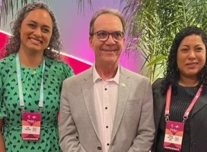 Aline Lopes Batista Faria, que representou o Paraná na categoria Microempreendedora Individual, Décio Lima, presidente do Sebrae Nacional, e Fabiana Castelari Leme, vencedora na categoria Produtora Rural. Foto: Divulgação.