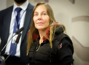 Foto: Jaciara Aires Foto da Senadora Mara Gabrilli na mesa da presidência de uma comissão do Senado.