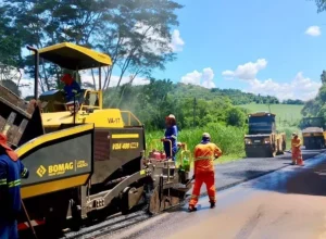 Serviços de recapeamento asfáltico - PR 218, entre Londrina e o distrito de Maravilha. Foto: Divulgação/Gaissler Moreira Engenharia