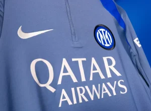 A companhia aérea agora é a parceira oficial do kit de treinamento do time campeão da Serie A e da Supercopa italiana Foto: Divulgação / Qatar Airways