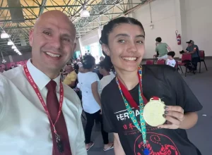 Na foto: Sophia de Macedo e sensei Lauro Fernandes Jr Crédito das fotos: Kely Fernandes