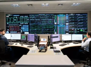 Foto: Brasileiro e paraguaio dividem comando da Sala de Despacho de Carga da Itaipu Binacional. Imagem de arquivo: Sara Cheida/Itaipu Binacional