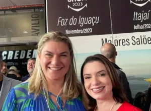 Foto 1 Aline Teigão e Karla Galende, prefeita de Santa Terezinha, na Boat Show: Arquivo Pessoal.