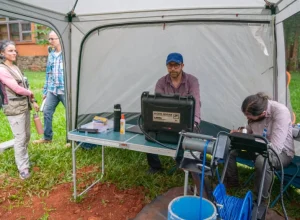 Legenda foto 1: Pesquisadores recolhem a água dos poços para fazer o monitoramento.