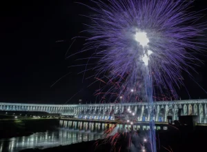 Foto da usina de Itaipu: Legenda: Usina preparou atividades para comemorar com os empregados e com a população. Crédito: Kiko Sierich/PTI.