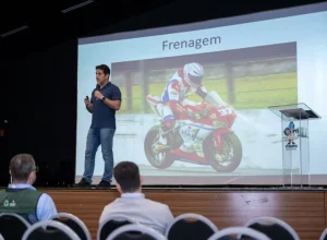 direção defensiva voltado para motociclistas