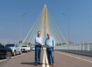 Diretores-gerais Enio Verri e Justo Zacarías Irún na Ponte da Integração. Foto: Sara Cheida/Itaipu Binacional