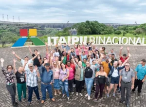 Um dos grupos em visita ao Mirante do Vertedouro. Crédito das fotos: Diretoria de Coordenação/Itaipu Binacional