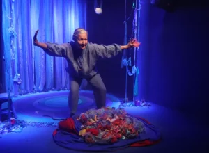 A atriz e diretora Cristine Conde em Pedacinho de Tudo, espetáculo infantil autobiográfico. Foto: Lídia Ueta