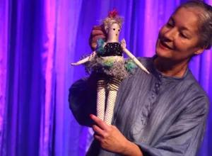 A atriz e diretora Cristine Conde em Pedacinho de Tudo, espetáculo infantil autobiográfico. Foto: Lídia Ueta