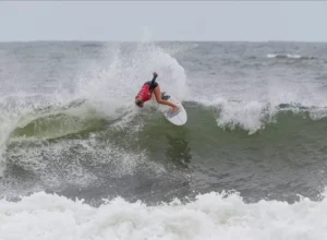 Alexia Monteiro(RS) na onda de 8.0 pontos. Foto: Brócolis