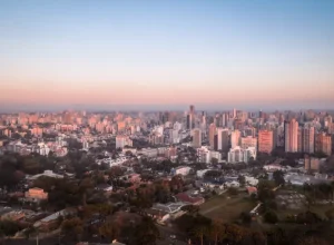 A capital paranaense foi eleita a Cidade Mais Inteligente do Mundo no World Smart City Awards. Envato