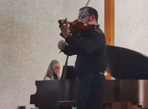 Cherli Hort com o violinista Leandro Pereira na última apresentação do projeto Música na Redentor que terá novo concerto com o Quarteto Bis neste sábado, 2 de novembro às 19h Silvia Valim / Divulgação Redentor