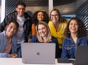 Confira nove programas de estágio conduzidos pela Companhia de Estágios Divulgação