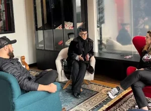 A diretora da School of Rock em Curitiba, Thereza Possobom, recebeu os idealizadores do projeto Curitiba a Capital mais Rock and Roll do Brasil, a empreendedora Sabrina Matos e o músico Marcelus dos Santos, da banda Motorocker. Crédito: Letícia Bonat