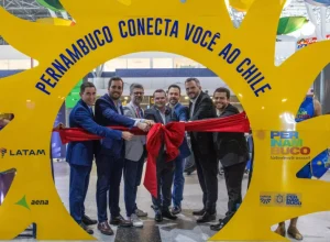 Eduardo Macedo (gerente de Assuntos Públicos da LATAM Brasil), acompanhado de representantes da Aena e do Governo de Pernambuco (Crédito: Jorge Pinho)