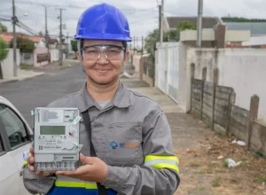 Eletricistas Eleng - substituição de medidores - Redes inteligentes - REI - Ponta Grossa