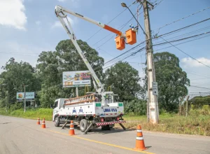 _Eletricistas reconstroem a rede após temporal em Curitiba