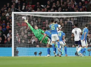 Bento espalma chute de Gordon, na defesa mais importante da partida foto CBF Divulgação