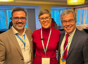 abio-Cruz-vice-presidente-do-Centrorochas-com-a-diretora-de-negocios-da-ApexBrasil-Ana-Repezza-e-Jorge-Viana-presidente-da-agencia-nacional