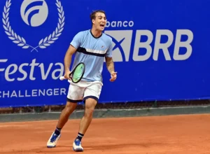 O brasileiro Felipe Meligeni Alves entra em quadra nesta quinta contra o norte-americano Oliver Crawford. Agência Try