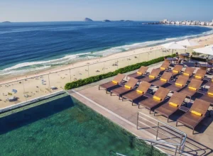 Divulgação Piscina do hotel Windsor Leme