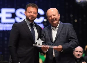 O presidente da ESIC University, Eduardo Gómes Martín, entrega o Prêmio Áster de Comunicação ao diretor geral da rádio Band News, Nilson Rosa.