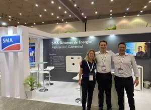 O estande da SMA no evento contou com uma equipe de peso para demonstrar os lançamentos. Divulgação