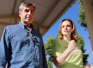 Prefeito Marcelo Belinati e a professora Maria Tereza - Foto PP Londrina.