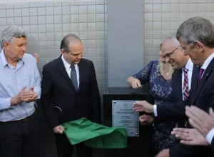 Ricardo: Ricardo Barros e autoridades descerrando em 2018 a placa de lançamento da pedra fundamental do Centro de Hematologia e Oncologia do GHC. Guilherme de Faveri, Bruno de Barros, Taina Flores e Guilherme Bernst (Fotos)