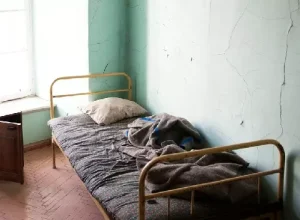 Exposta a percevejos e ratos, cuidadora social de Curitiba tem pedido de demissão revertido