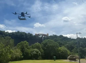 Prefeito Rafael Greca firma parceria para testes de delivery por drones em Curitiba em voo inaugural nesta quarta-feira (27/11)