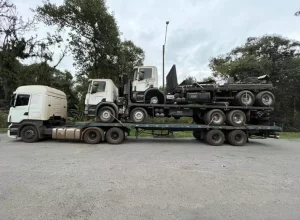 PRF intercepta caminhão paraguaio transportando veículos de forma irregular