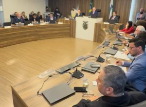 o Projeto de Lei nº 830/2025-CCJ