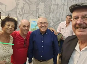 Laurentino Gomes com seus colegas de jornalismo da UFPR, Fernanda Castro (fotografa literária), Jorge Bernardi (presidente do Sindicato de Escritores) e Teo Lima (vice-presidente) no evento promovido pela Academia Paranaense de Letras.