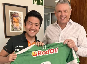 Rafael Suzuki e o presidente Roberto Tonietto em uma visita na RodOil Divulgação RodOil