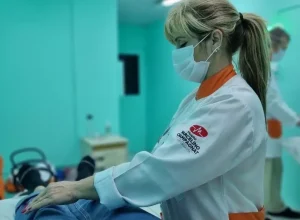 Os voluntários auxiliam no deslocamento de pacientes entre setores, acolhem familiares e oferecem apoio emocional durante a internação Créditos: divulgação/Hospital Universitário Cajuru