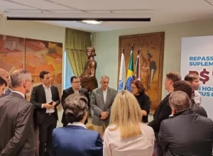 Vereadores, equipe técnica da Saúde, gestores dos hospitais e o prefeito em exercício.