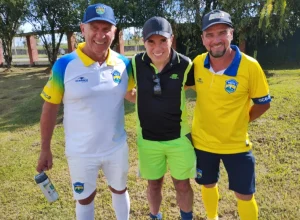 Jurides e Marcio, da seleção brasileira, ao lado do aprendiz Josuel Pires