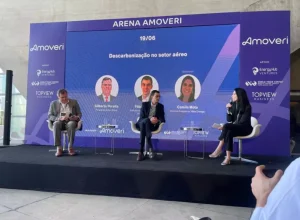 (Foto: Divulgação) Gilberto Peralta, Presidente da Airbus Brasil; Fábio Campos, Diretor Institucional da Azul e Camila Mota, Diretora de Aviação na Vibra Energia