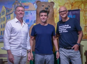 Marcel Malczewski, Tiago Chico, idealizador do Festival de Inovação de Curitiba 2024, e Arsenio Almeida Neto. Crédito: Luís Felipe