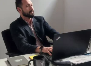 O fisioterapeuta brasileiro João Sena coordena uma equipe multidisciplinar formada por 45 pessoas em uma associação de apoio às famílias e pessoas com transtorno do espectro do autismo, em Lisboa (Foto: Arquivo Pessoal)