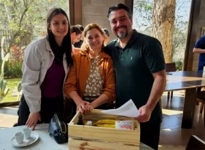 O Chef Hermes Custódio, do Gianttura Ristorante, com a família Robassa, proprietária do Restaurante Terra Nossa em Morretes, conferindo a caixa com produtos da região (Créd. Max Santos) (1)