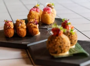 No Paco Bacana as opções de petiscos contam com Golden Ball de Milho Verde e Gorgonzola Julio Henrique