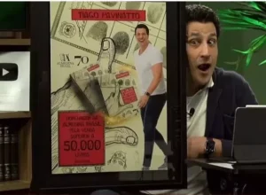 Pavinatto com a placa comemorativa Divulgação