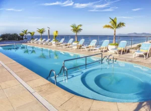 Divulgação Piscina do hotel Windsor Barra