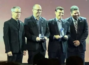 Sugestão de legenda da foto Prêmio ANEFAC (3): Felipe Gutterres, diretor de Finanças e Relações com Investidores (DFI) e Robson Carlos Nogueira, superintendente contábil, recebem o prêmio em São Paulo